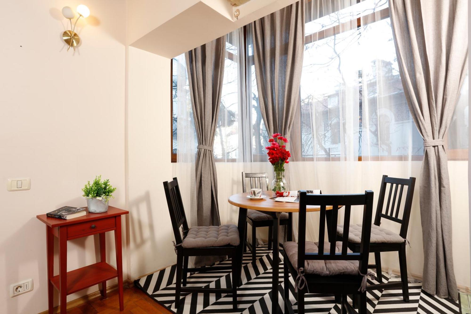 Peaceful Getaway - Generous 3-Bedroom Sanctuary - Close To Historic Old Town Bucharest Luaran gambar