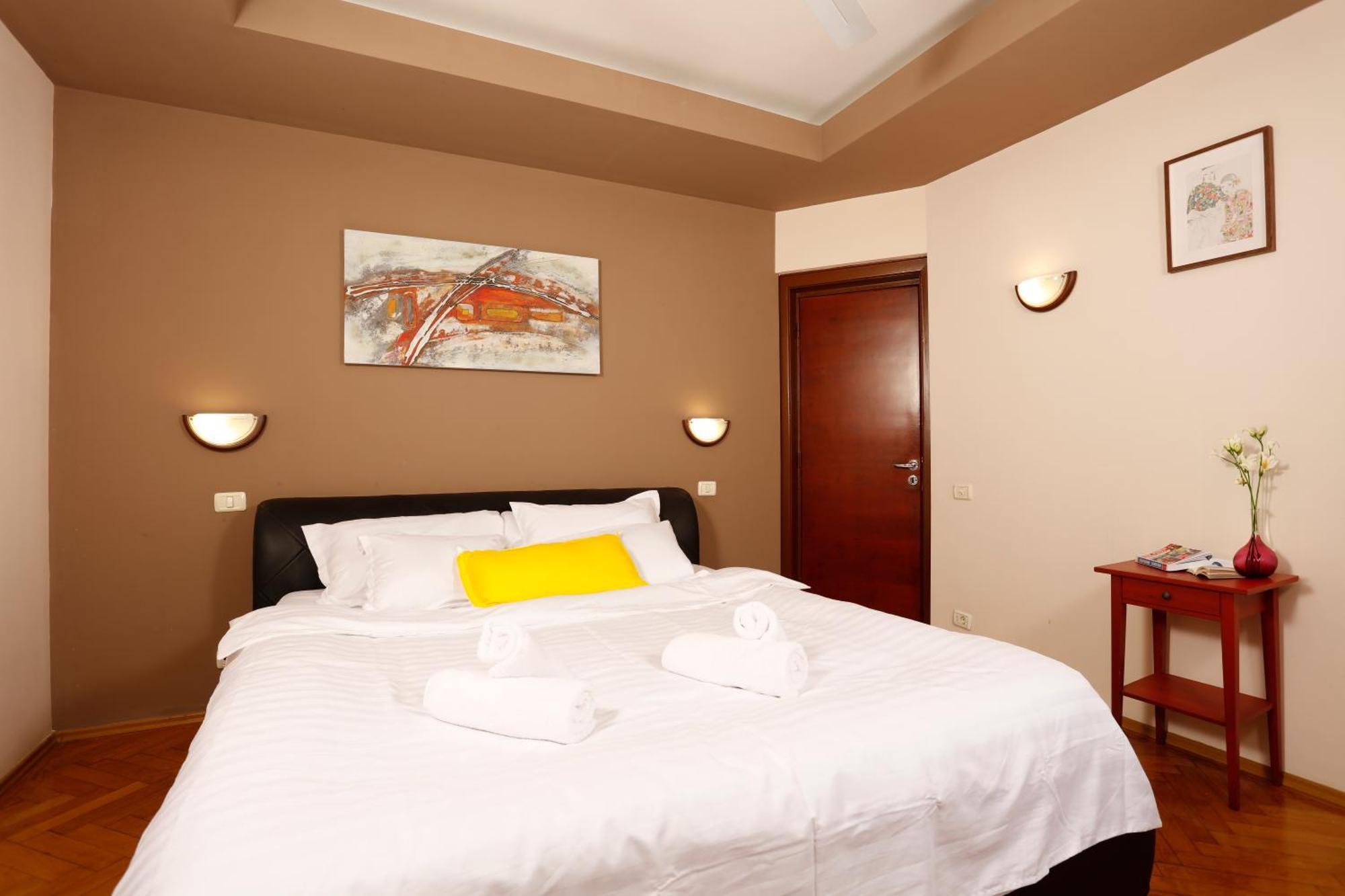 Peaceful Getaway - Generous 3-Bedroom Sanctuary - Close To Historic Old Town Bucharest Luaran gambar