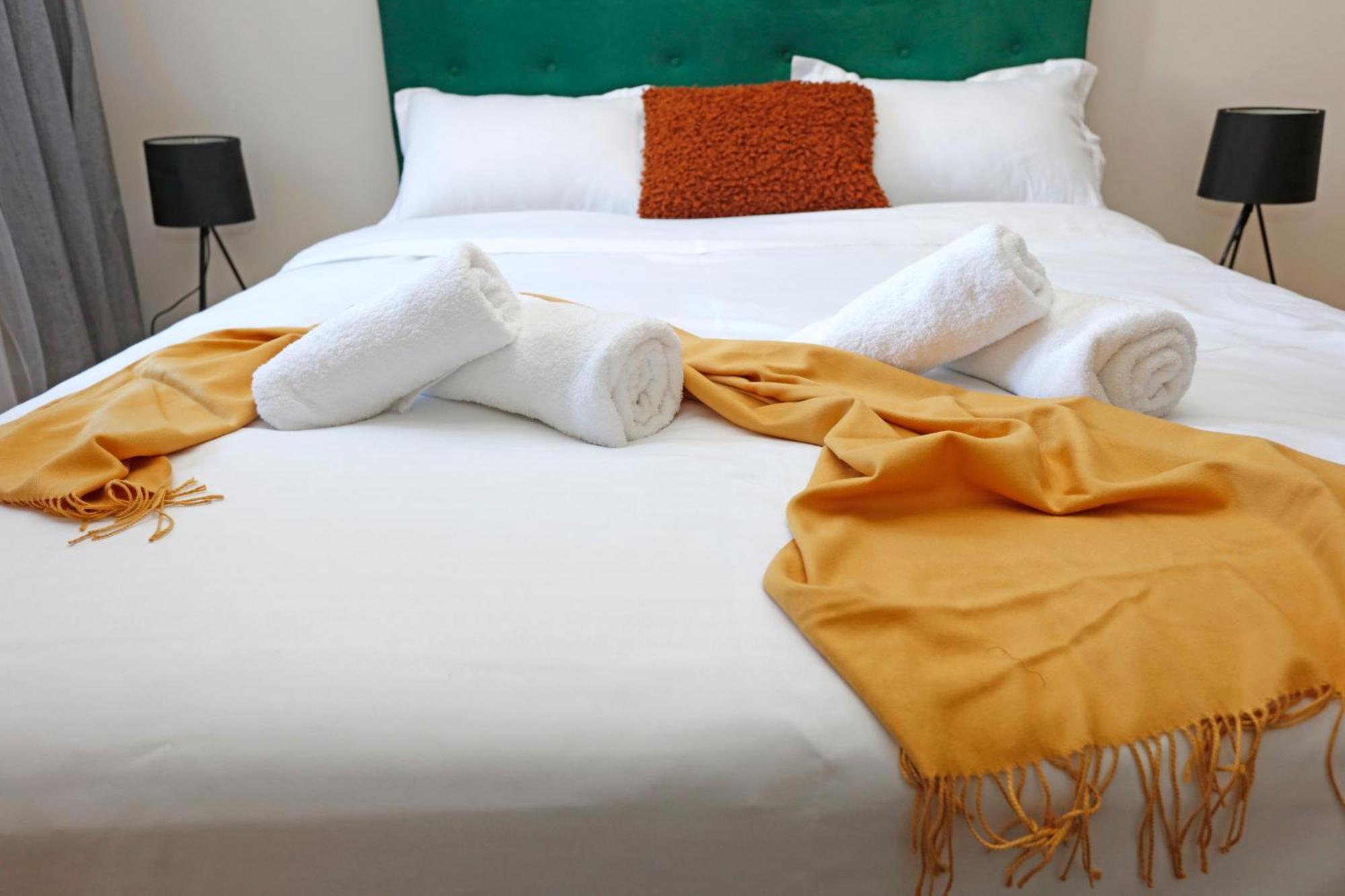 Peaceful Getaway - Generous 3-Bedroom Sanctuary - Close To Historic Old Town Bucharest Luaran gambar