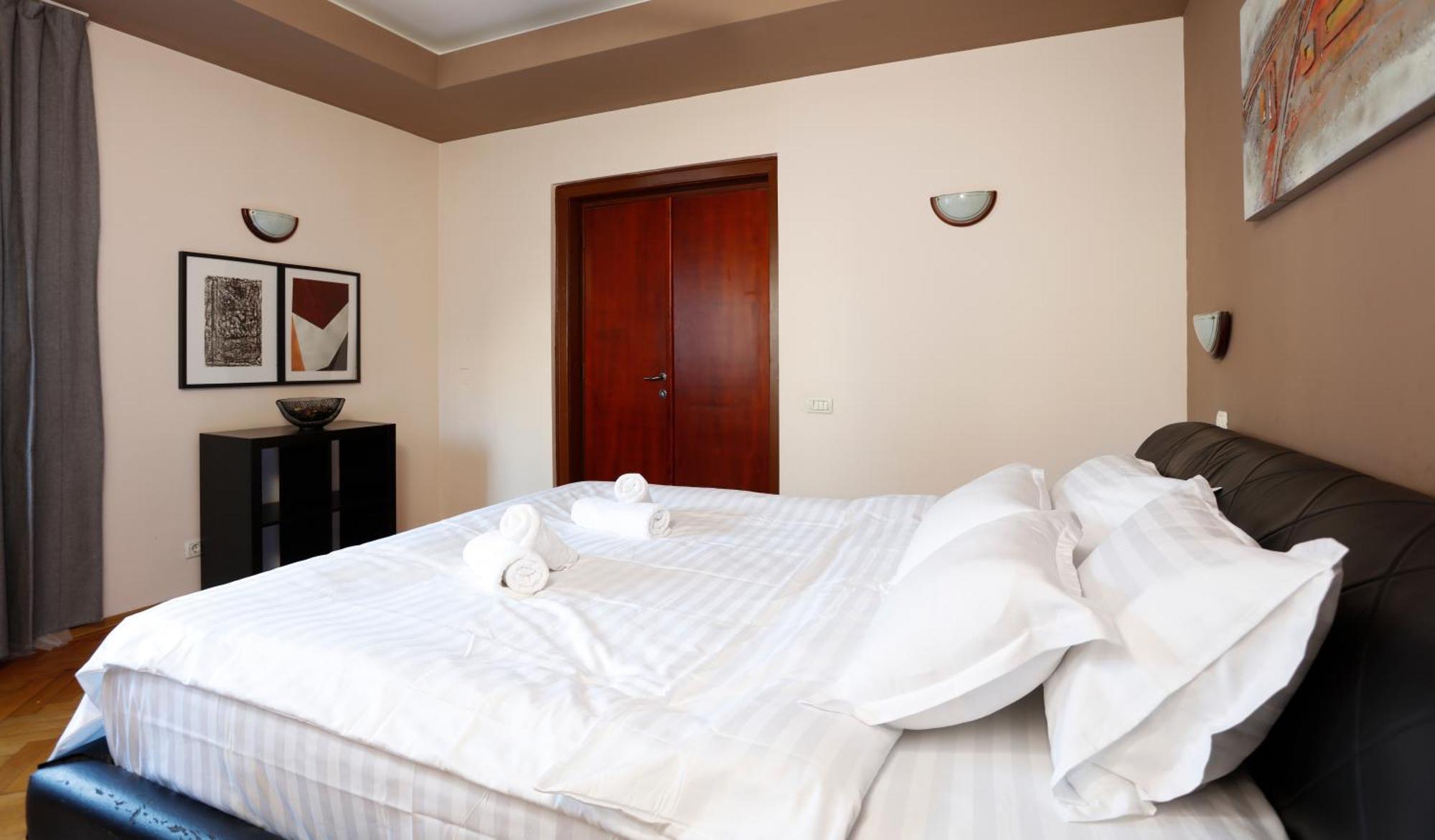 Peaceful Getaway - Generous 3-Bedroom Sanctuary - Close To Historic Old Town Bucharest Luaran gambar