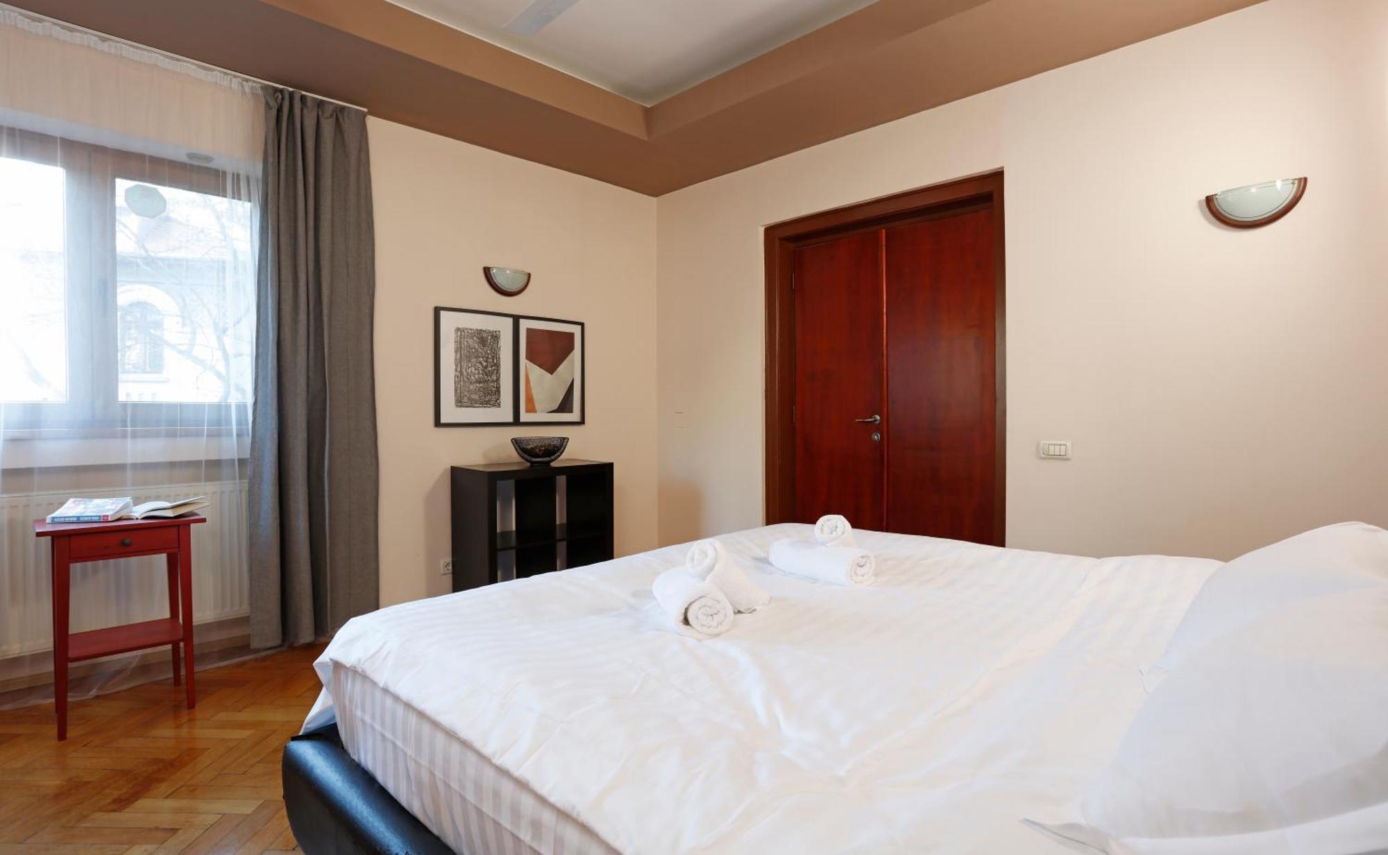Peaceful Getaway - Generous 3-Bedroom Sanctuary - Close To Historic Old Town Bucharest Luaran gambar