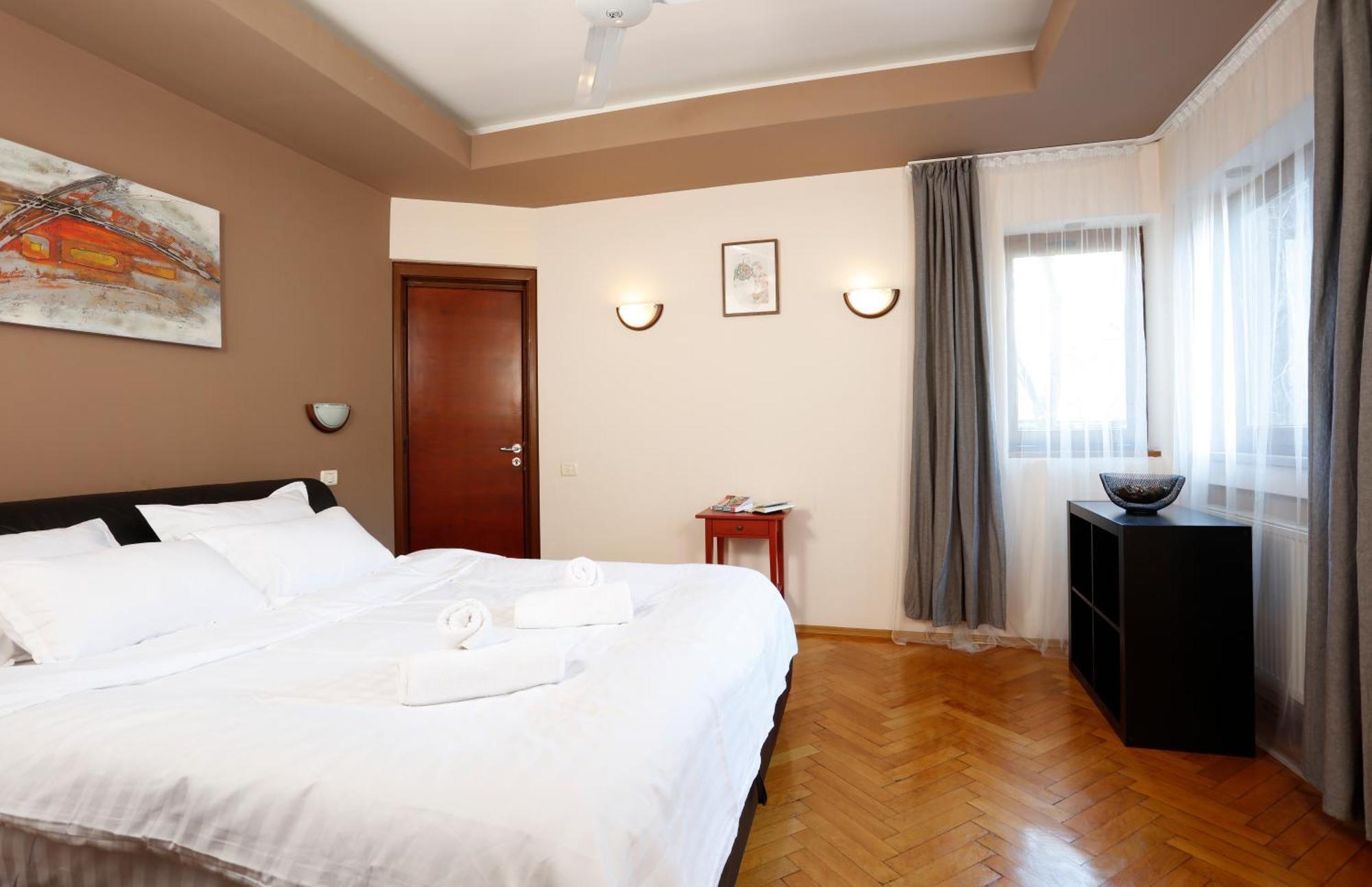 Peaceful Getaway - Generous 3-Bedroom Sanctuary - Close To Historic Old Town Bucharest Luaran gambar