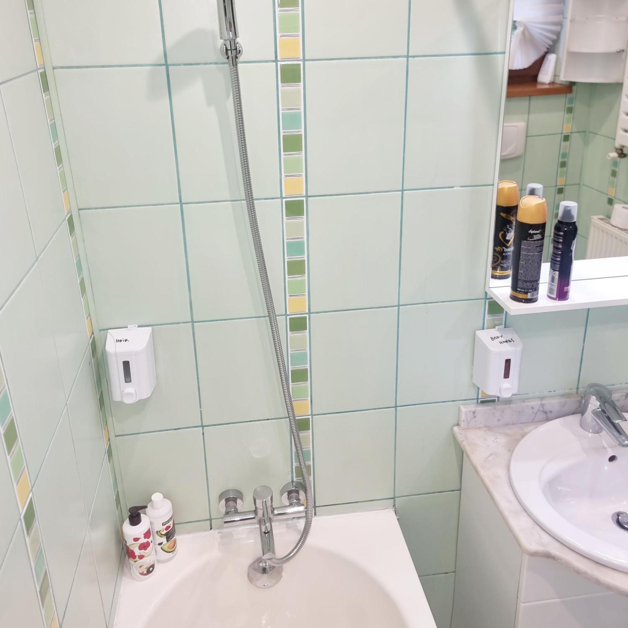 Peaceful Getaway - Generous 3-Bedroom Sanctuary - Close To Historic Old Town Bucharest Luaran gambar