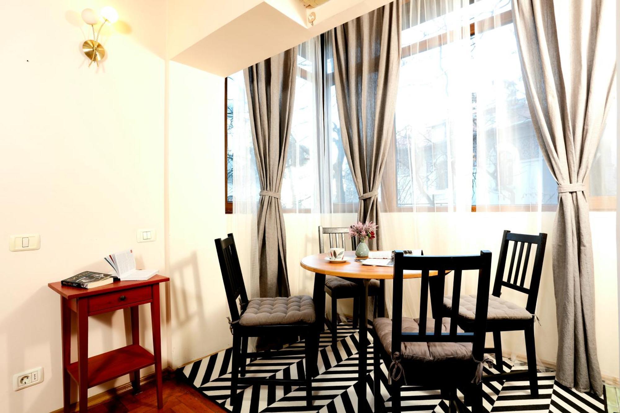 Peaceful Getaway - Generous 3-Bedroom Sanctuary - Close To Historic Old Town Bucharest Luaran gambar