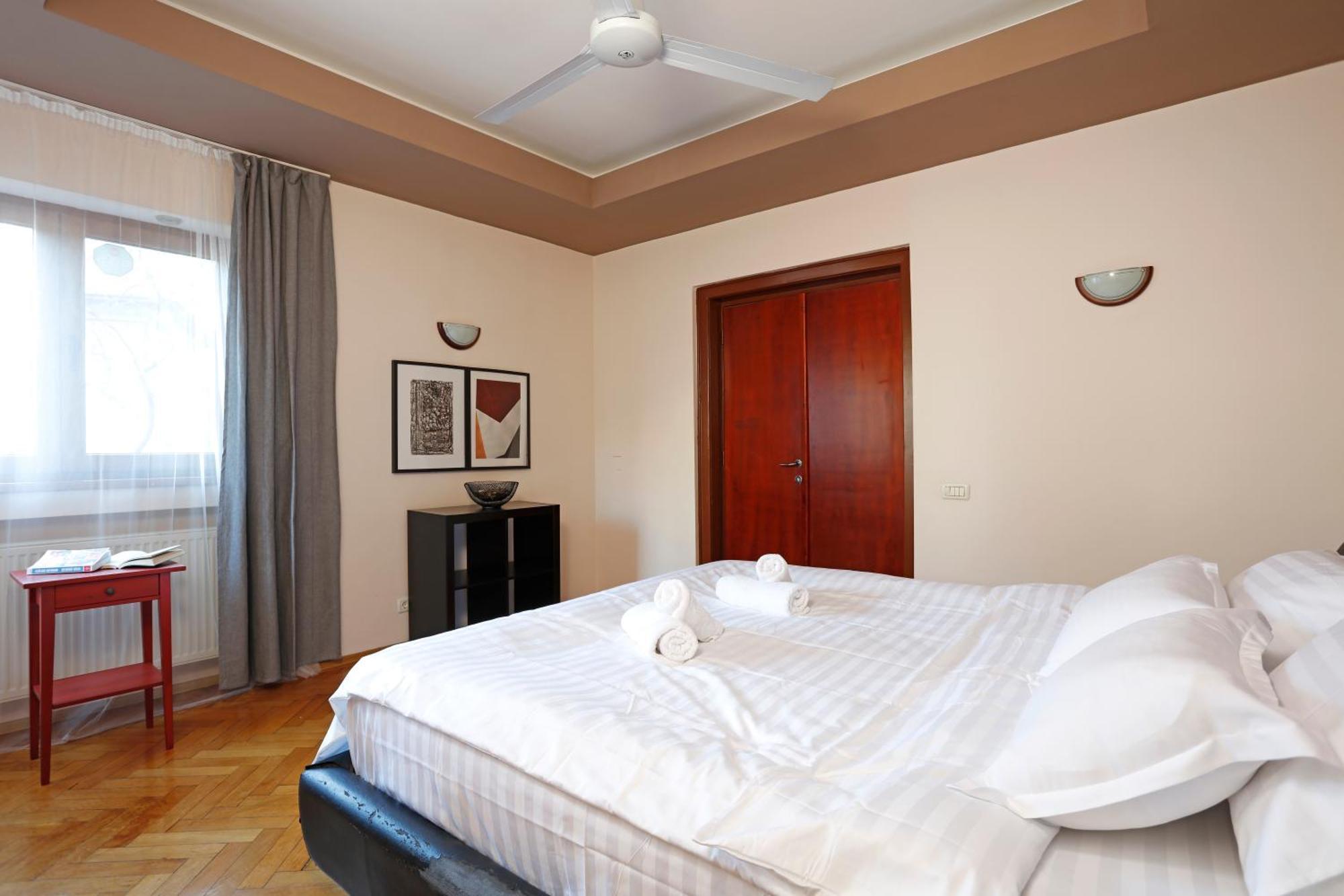Peaceful Getaway - Generous 3-Bedroom Sanctuary - Close To Historic Old Town Bucharest Luaran gambar