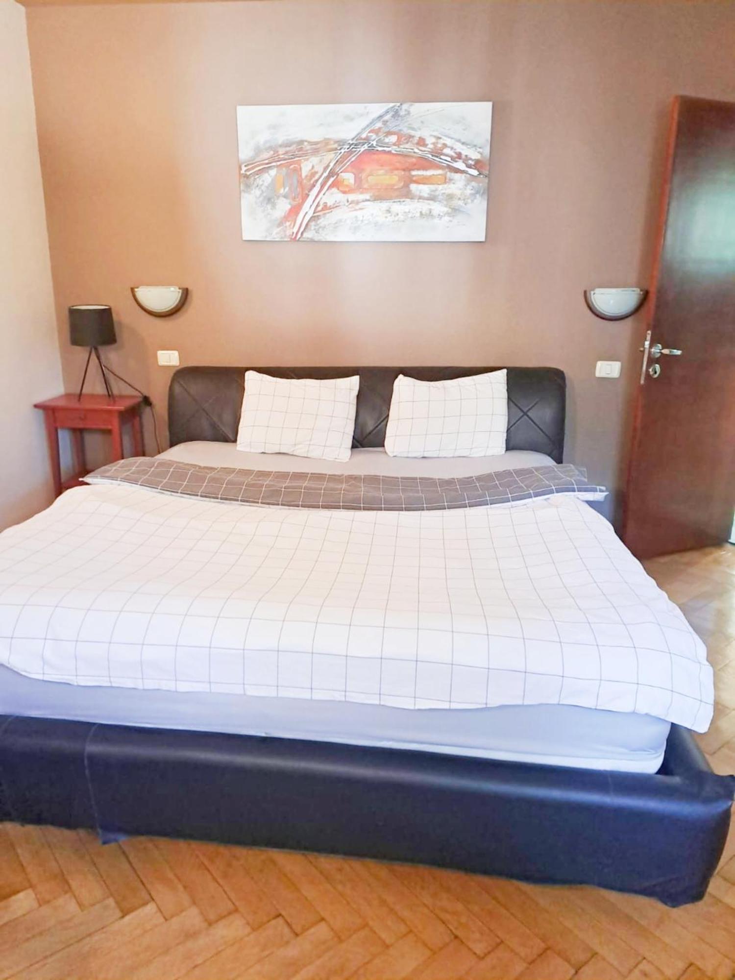 Peaceful Getaway - Generous 3-Bedroom Sanctuary - Close To Historic Old Town Bucharest Luaran gambar